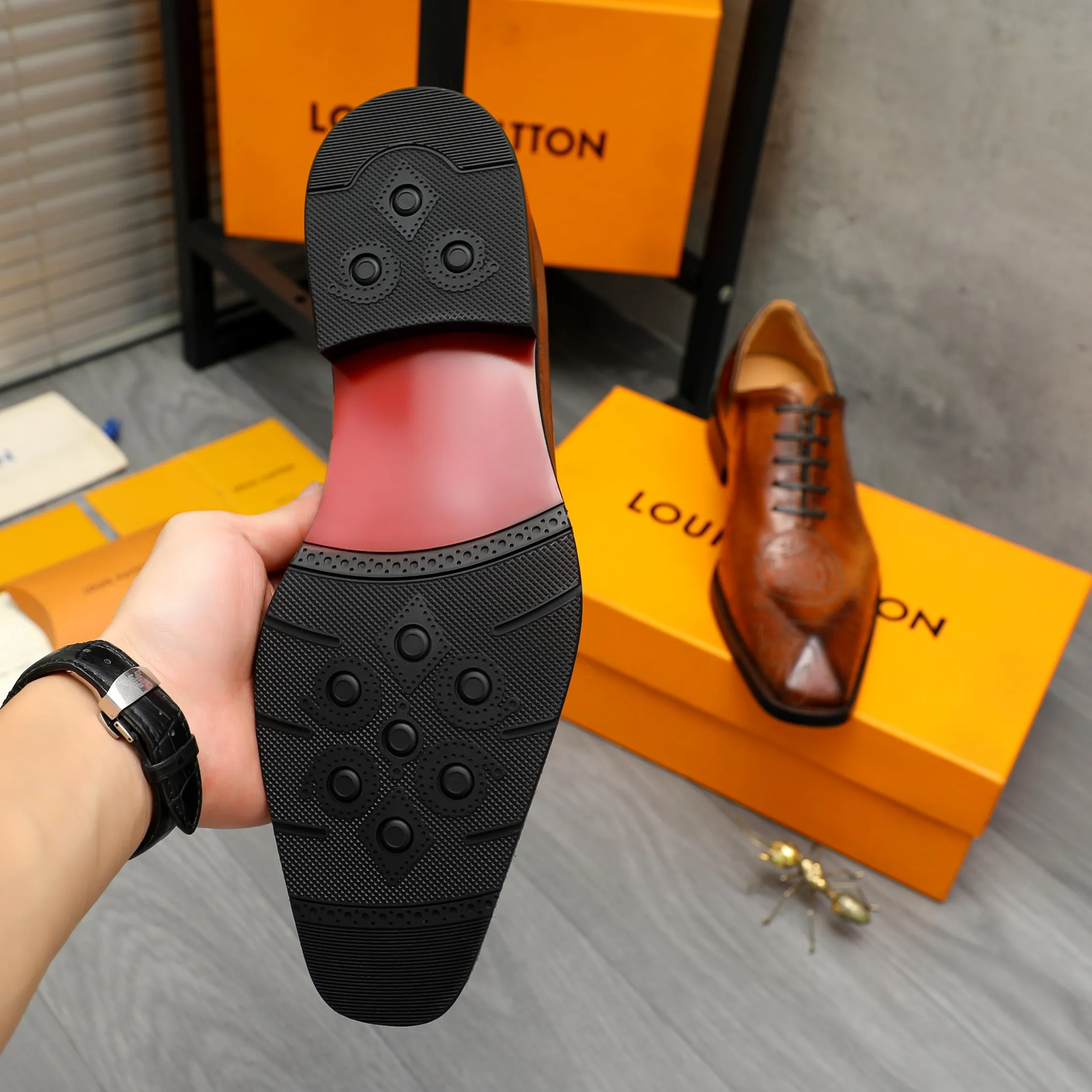 Men's shoes 💰580 Product trademark: LV "Louis Vuitton" business lace-up formal leather shoes Regular size: 37-46 Product materials: Selected carved cowhide upper, pigskin lining, rubber outsole